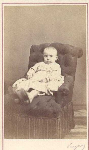 Bébé assis dans un fauteuil