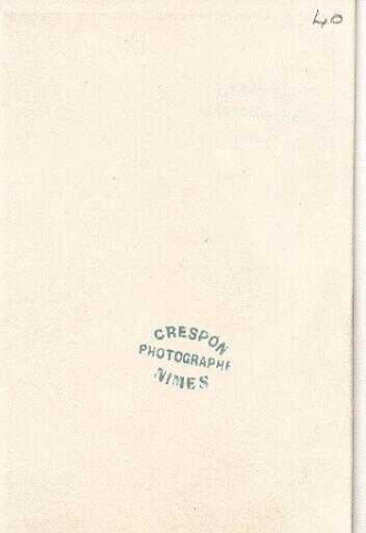 Homme d'âge mûr tenant un haut de forme à la main