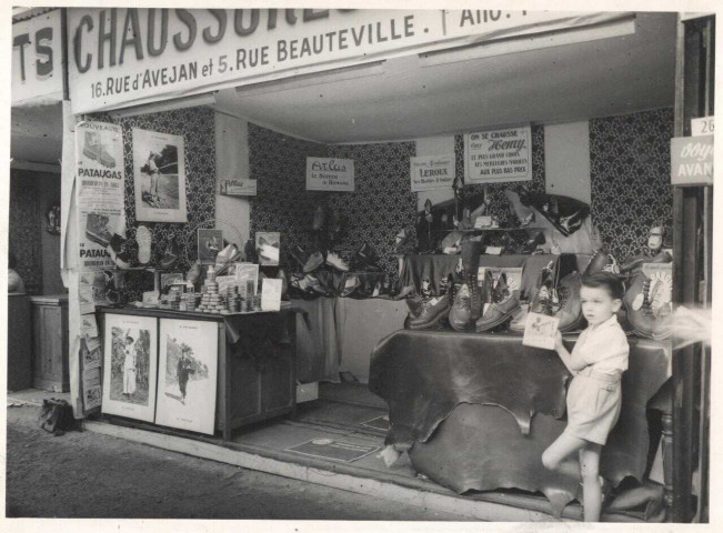 Chaussures Henry, 16 rue d’Avéjan et 5 rue Beauteville : Stand avec garçonnet 