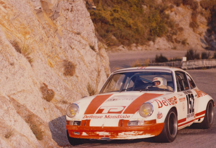 Passage d'une Porsche 911