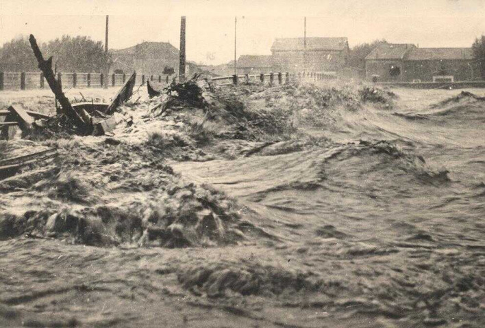 Inondations de 1958 : le Gardon déborde sur le pont de la Prairie