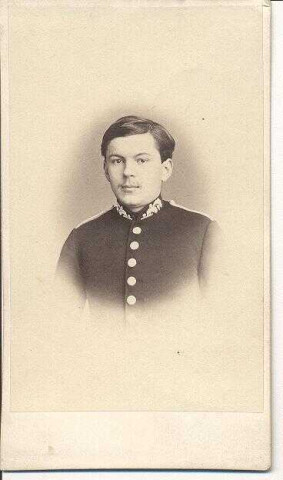 Jeune homme en uniforme