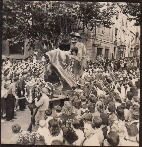 Alès. Le corso. Défilé des chars dans la ville. La Reine et ses demoiselles d'honneur