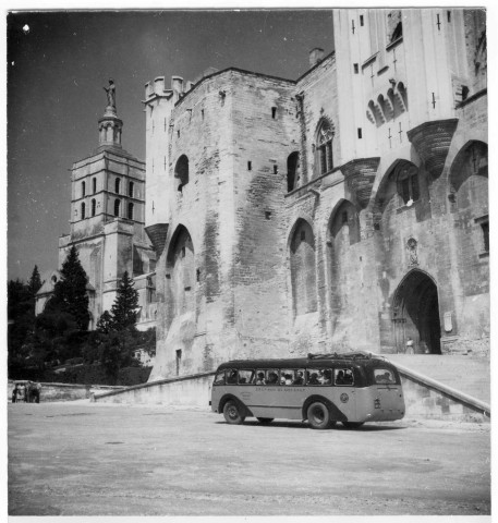 Avignon. Le car SNCF devant le Palais des Papes