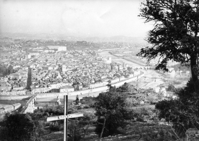 Vue du centre ville d'Alès prise de l'Ermitage