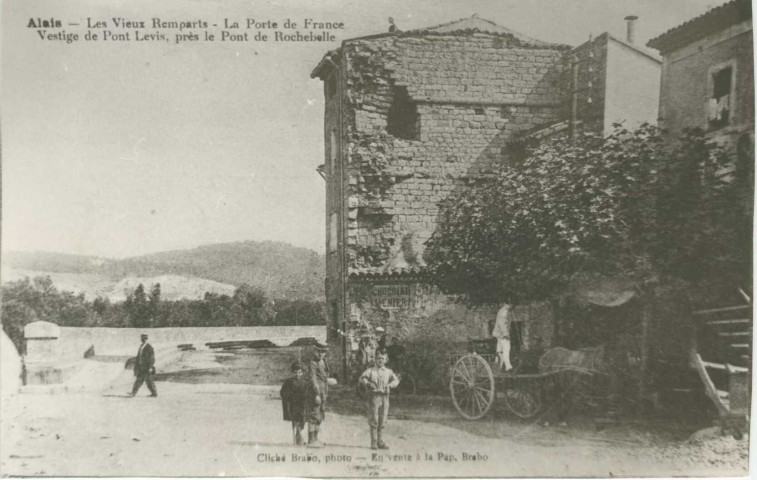 Les vieux remparts. La porte de France. Vestige du pont-levis près du pont de Rochebelle