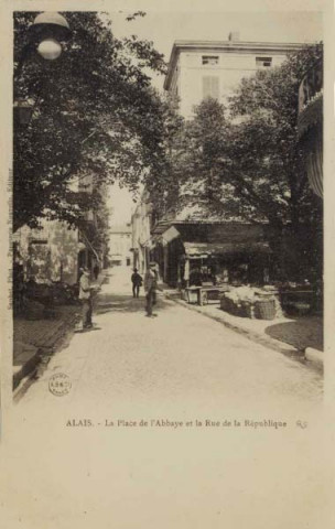 La place de l'Abbaye et la rue de la République