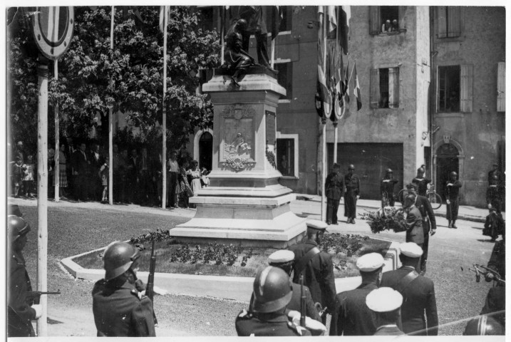 Hommage à Pasteur. Dépôt d'une gerbe au pied du monument par André Schenk et le représentant de la Chine