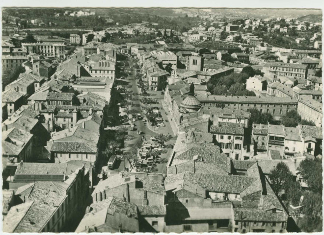 Vue aérienne. Place Henri Barbusse et palais de justice boulevard Louis Blanc