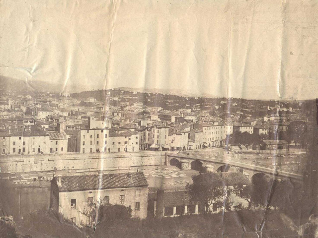 Le pont vieux. Panorama d'Alès, vue sur les quais