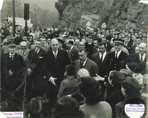 Visite du général de Gaulle aux régions sinistrées du Gard, dans la plaine de Sommières. Inauguration du pont « Bailey » sur le Galeizon à Cendras