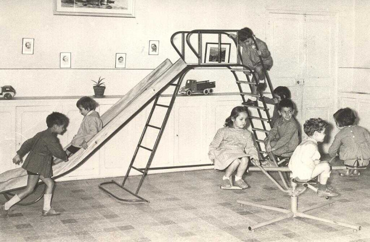 Les jeux : Toboggan, manège. Auto-kart, sulky attelé, balançoire, tricycle, landau