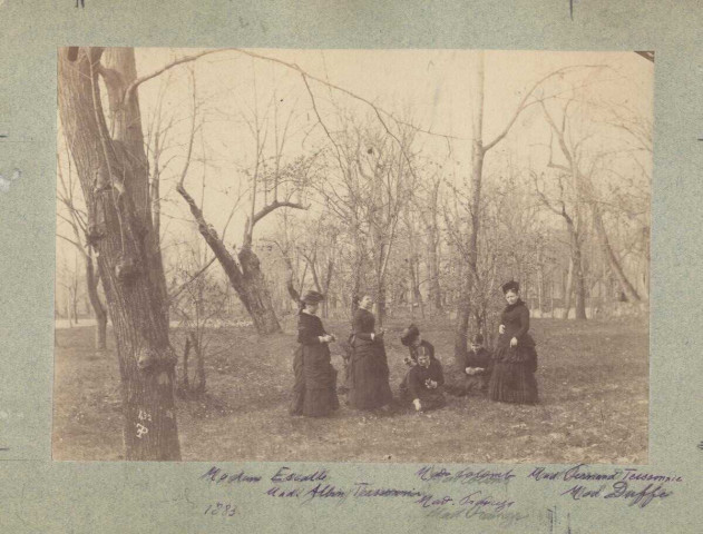 Madame Escalle femme du directeur des Mines et sa fille