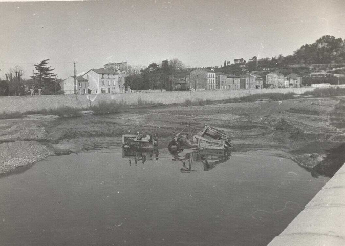 Avenue Jules Guesde, chenal pour mur de quai vers le stade