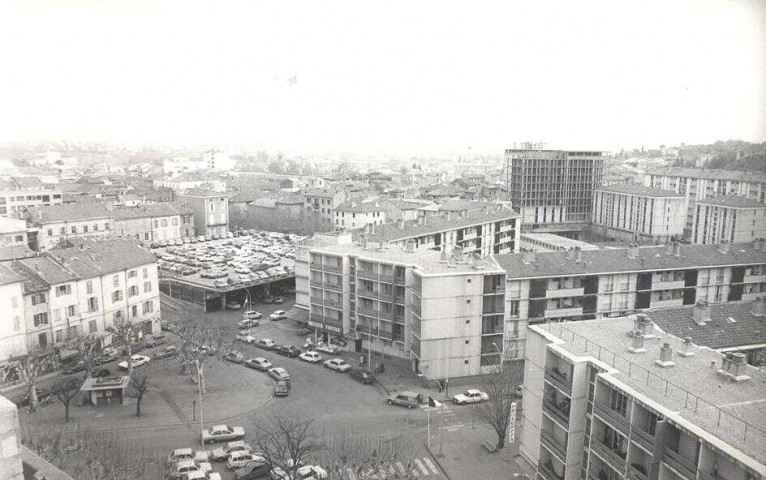 Marché de l'Abbaye avec parking, vue prise de la Cathédrale 