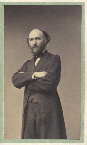 Homme à la barbe les bras croisés