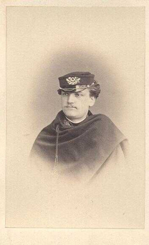 Portait d'homme moustachu en uniforme et couvre-chef