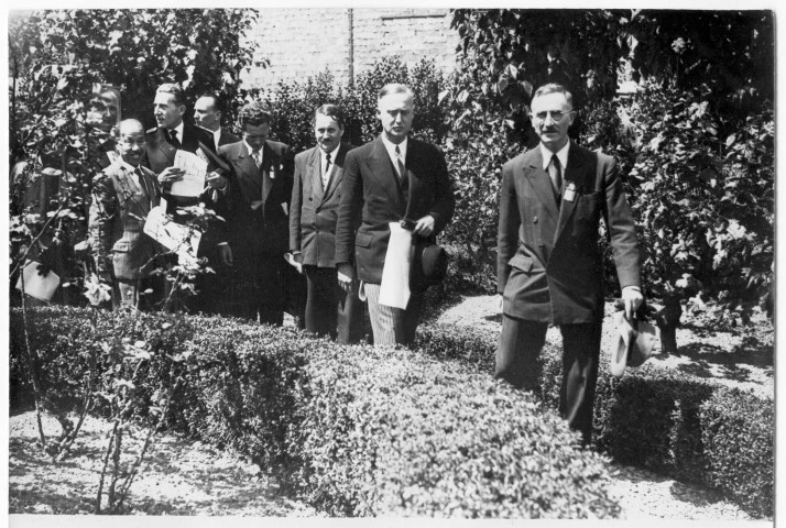 Pierre Pfimlin, Ministre de l'Agriculture dans le jardin de la station séricicole d'Alès