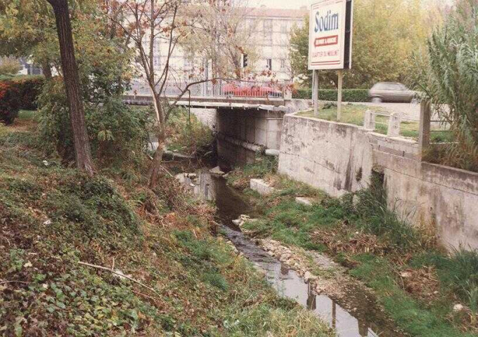 Pont et passerelle sur le Grabieux, face à Intermarché les Allemandes et aux cités des Cévennes