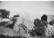 Vestiges anciens au Haut-Brésis (mur d'enclos et tumulus)