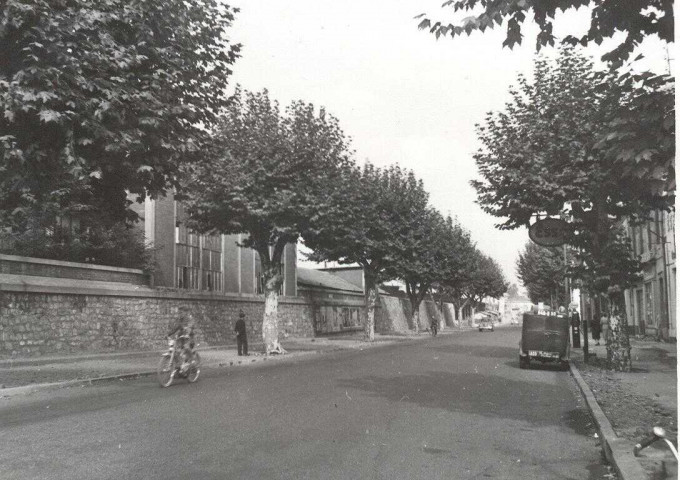 Avenue Général de Gaulle. Parking 