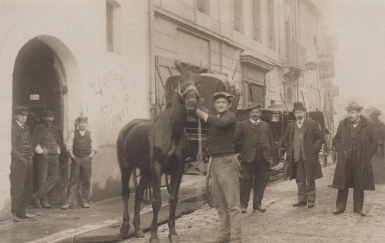 Rue Mandajors. Loueur de voitures