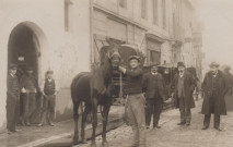 Rue Mandajors. Loueur de voitures