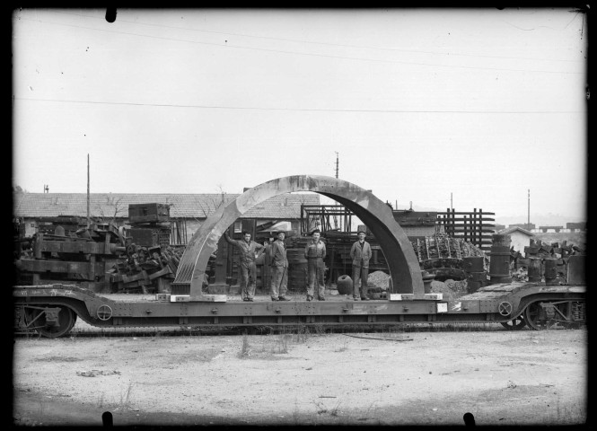 Pièce non identifiée en demi-lune