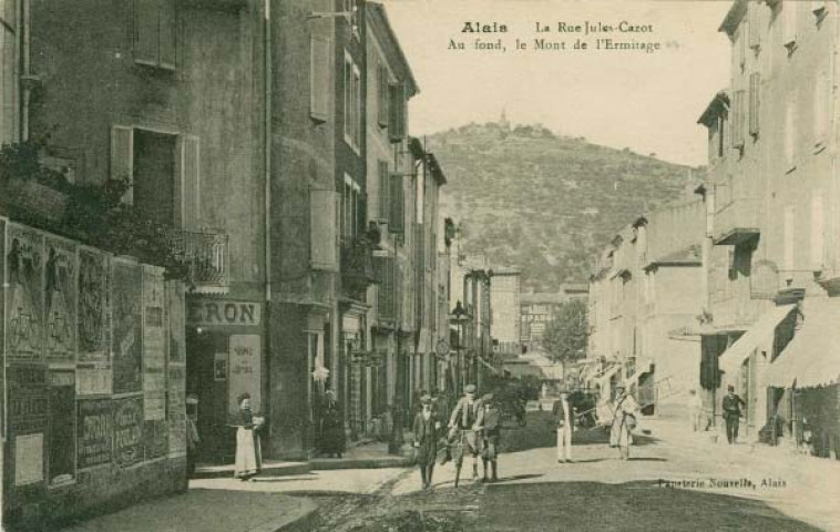 Rue Jules Cazot. Au fond le mont de l'Ermitage