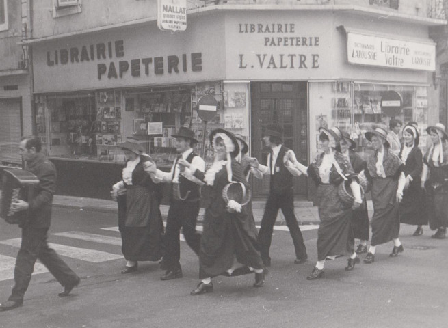 Groupe folklorique et apéritif en mairie d'Alès avec Daniel Verdelhan et Joseph Morelli en l'honneur d'un vétéran bouliste