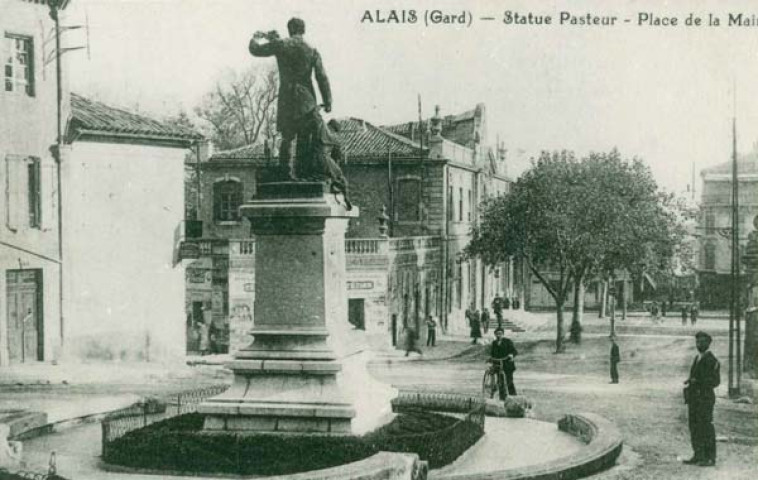 Statue Pasteur et place de l'Hôtel de Ville