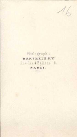 Portrait d'homme en uniforme tête nue