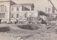 Travaux de construction du nouveau théâtre. Façade du tribunal