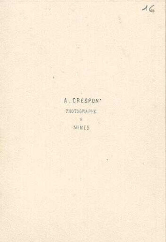 Femme à la coiffe appuyée sur une chaise