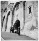 Avignon. Séance photo devant l'entrée du Palais des Papes