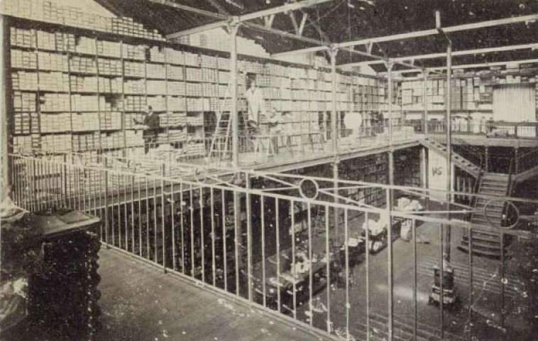 Maison Daniel Lacombe, boulevard Gambetta. Vue des magasins. Galeries