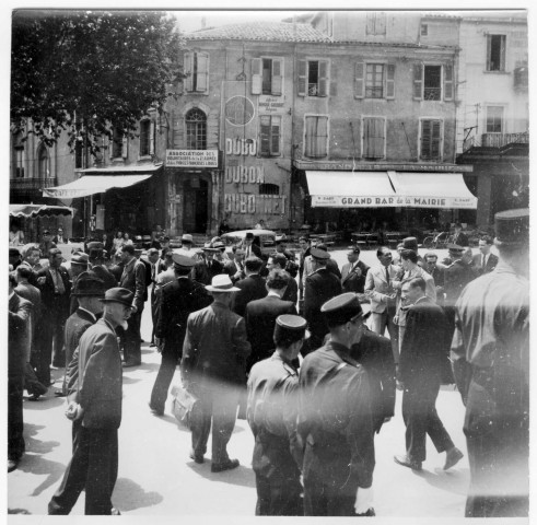 Alès. Les congressistes sur la place de l'Hôtel de Ville. Vue sur le Grand bar de la Mairie