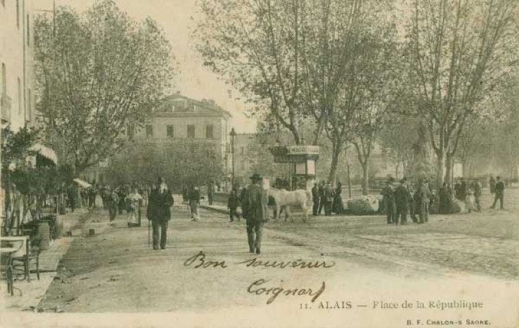 Place de la République. Marché aux cocons