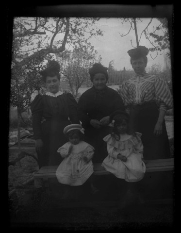 3 femmes droites et 2 fillettes assises