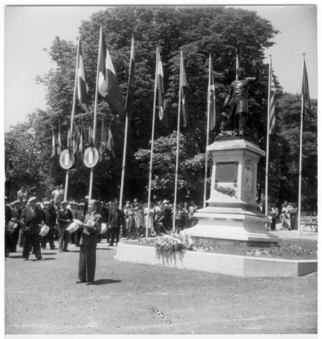Hommage à Pasteur au pied du monument. Discours de Ho-Chang-Ping délégué officiel de la Chine, vice-président international du congrès