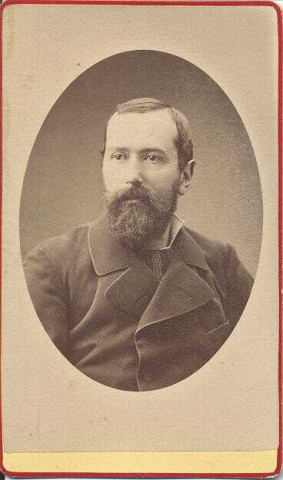 Portrait d'homme barbu en médaillon : G. Tur