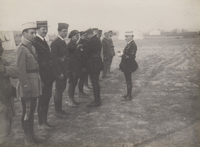Remise de décorations au terrain d'aviation de la cote 619 par le capitaine de Thézy commandant l'Aéronautique de l'A.F.O.