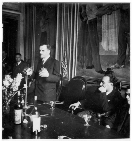 Alès. Vin d'honneur à la Mairie. Discours de M. Pigorini, directeur de la station bacologique de Padoue. Tableaux d'Albert Brabo