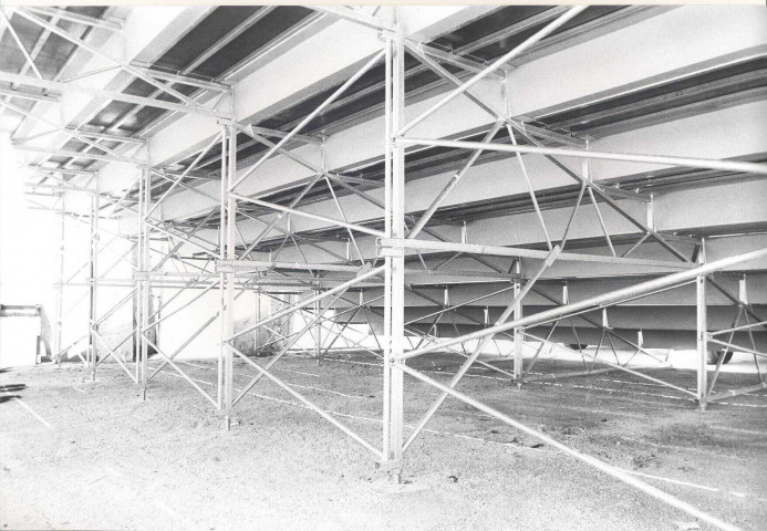 Fort Vauban. Montage des tribunes pour le Festival du Jeune Théâtre 