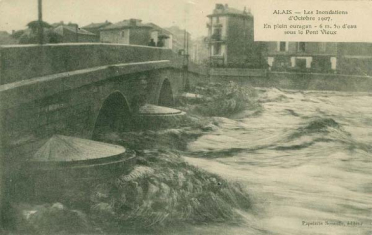 Inondations du 16 octobre 1907. 6m50 d'eau sous le Pont Vieux