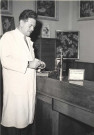 André Schenk dans son bureau à la station séricicole d'Alès. Devant lui le microscope de Pasteur