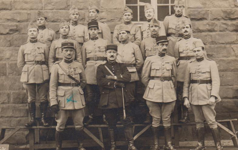 Photographie d'un groupe d'officiers et de sous-officiers de l'armée de la Ruhr parmi lesquels Marius Jean-Baptiste Cartry