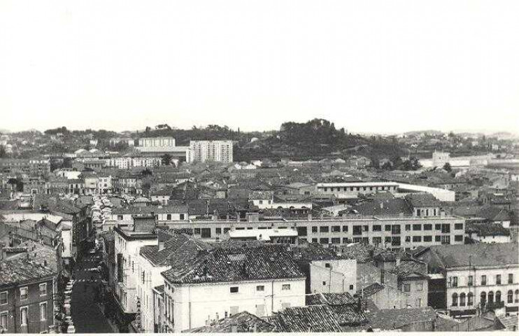 Vue aérienne d'Alès : Perspective depuis la rue Saint-Vincent, le centre ville et les quartiers périphériques