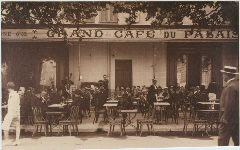 Grand café du Palais, place du lycée et rue du docteur Serre