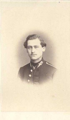 Portrait d'homme en uniforme tête nue